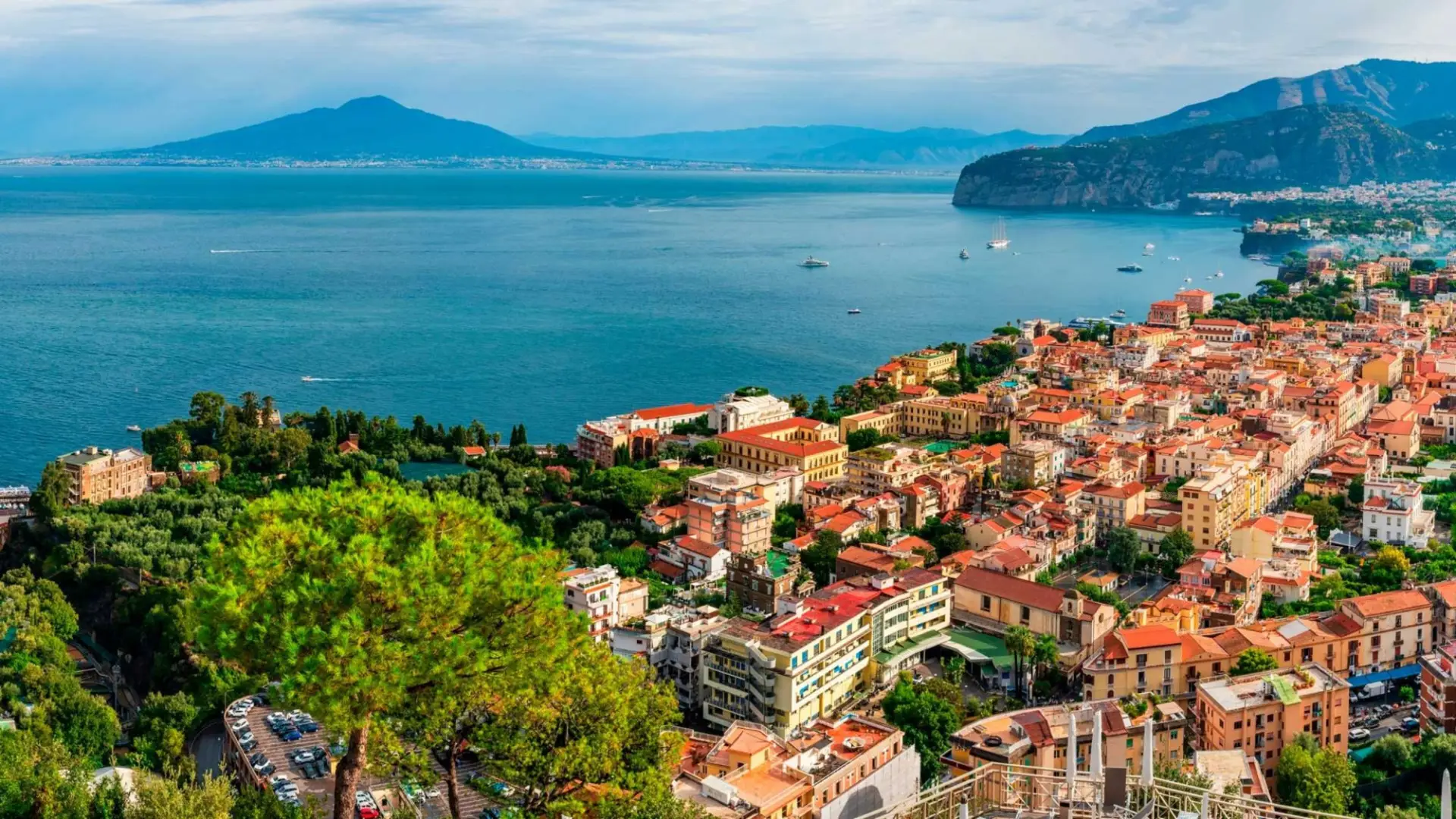 In the heart of the historic centre, 
overlooking the Gulf of Naples